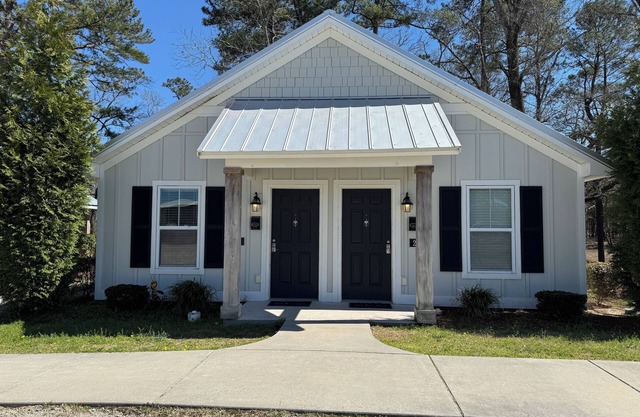 Luxury Lodging, Lakefront View, 2 Queen Beds w/Private Bath, Private Patio.