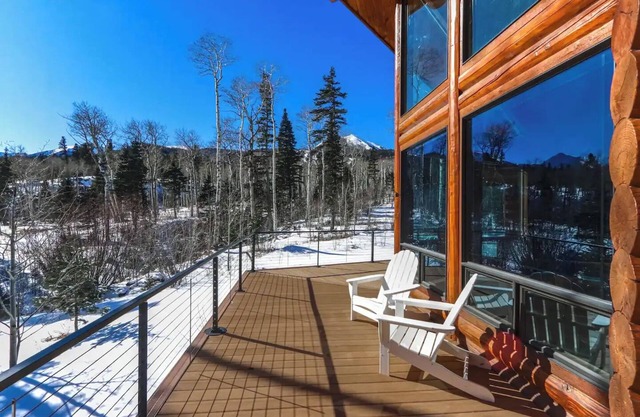 Luxury log cabin on 35 ac with hot tub
