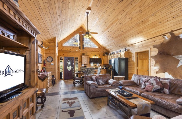 Luxury Log Cabin Over 2400 Sq Ft-GameTable-Free Tickets-Hot Tub-CarCharger