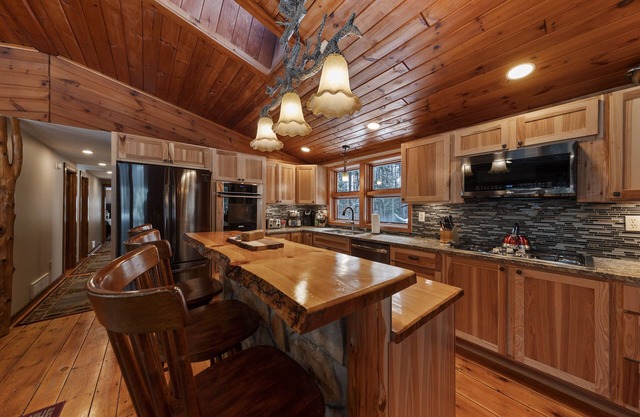luxury log home mins from Lake George, w/heated salt water pool!