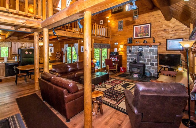 Luxury Log Home, Near Story Land, Super Clean, Views, Pool In/Out & Fitness.