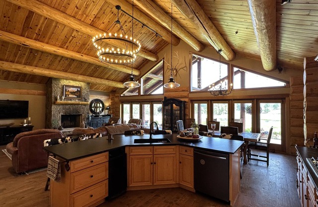 Luxury log home secluded on 20-acres yet only 4 miles from downtown