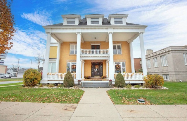 Luxury Mansion, Pet-Friendly, Downtown, 5 mins to Campus