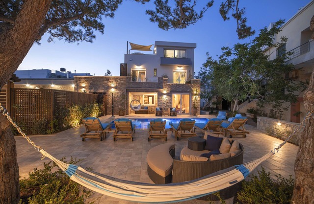 Luxury mezonette with private infinity pool next to beach