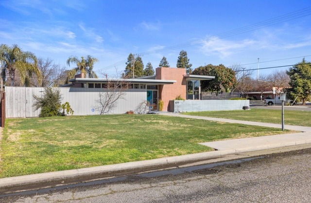 Luxury Mid-Century Oasis, Pool, Spa, & Outdoor Living in Prime Turlock
