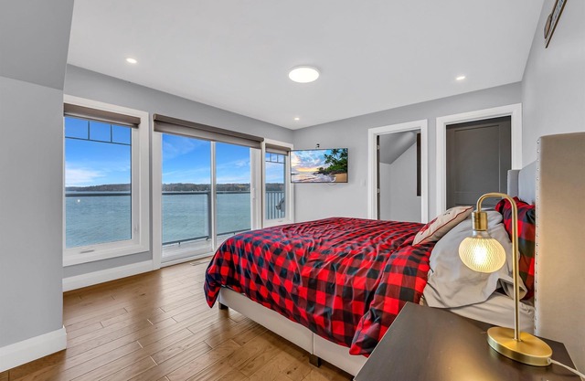 Luxury Modern Cottage Best Sunrises with Hot Tub