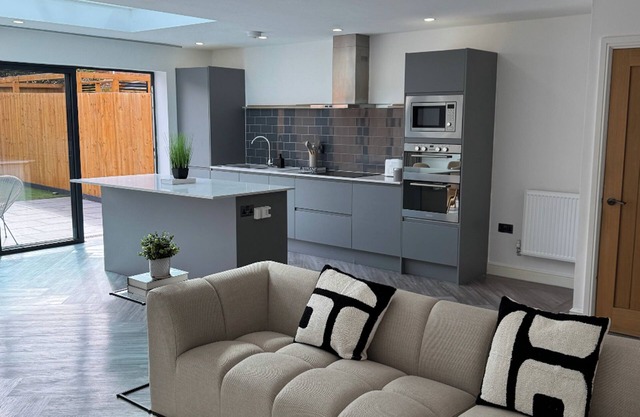 Luxury Modern Home | Sleeps 5 | Free Onsite Parking