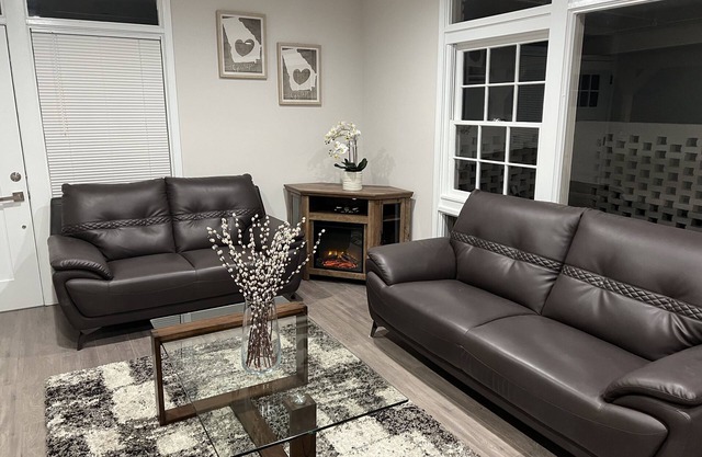 Luxury & Modern House, Great Location 3 mins to I- 285 & 85!