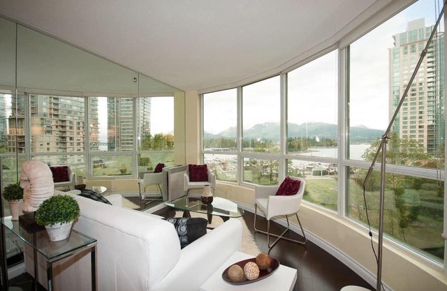 Luxury, Modern, Immaculate Prime Downtown Waterfront with Gorgeous View
