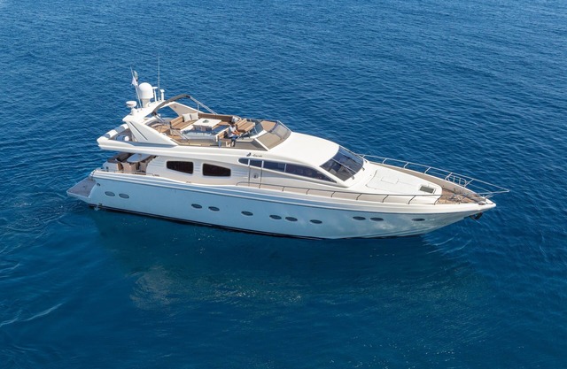 Luxury Moments & Services sleeping on board in Yacht Amoraki