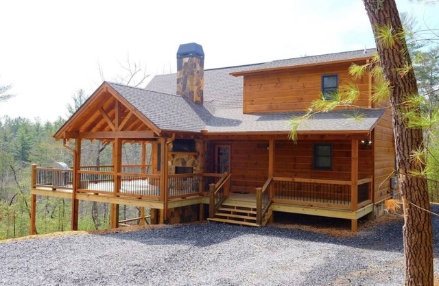 Luxury Mountain Cabin with Amazing Views and Hot Tub (Dog Friendly)
