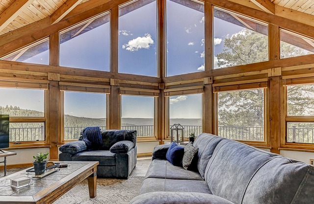 Luxury Mountain Getaway: Hot Tub, Views, & Colorado Family Fun - Pikes Peak!