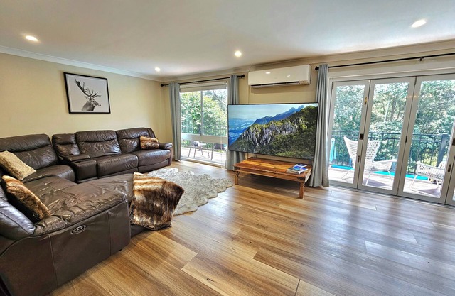 Luxury Mountain Retreat, 6 Bedroom, 3 Bathroom with Gym and Heated Swimming Pool
