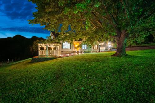 Luxury Mountain Retreat with Main House and Garage Apartment. Perfect for Families, Retreats and Remote Work