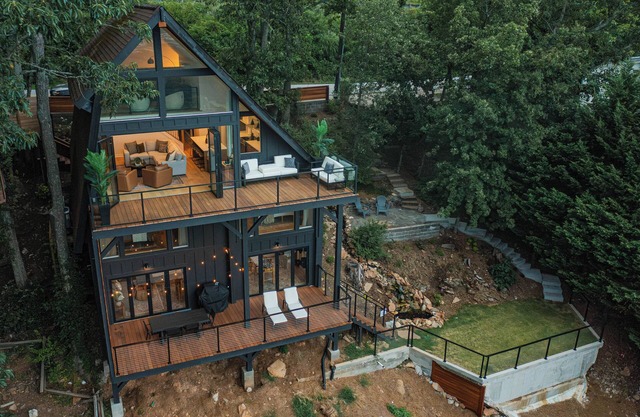 Luxury Mountain Villa - Unbelievable Sunsets - 15min drive to downtown Gville!