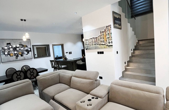 Luxury n4.5-Bed, 4.5-Bath Home in Gated Community with Reverse Osmosis for Rent.
