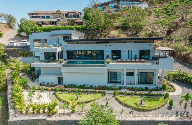 Luxury new 6 Bedroom Villa with Oceon View and Luxury Finishes -Gated Community