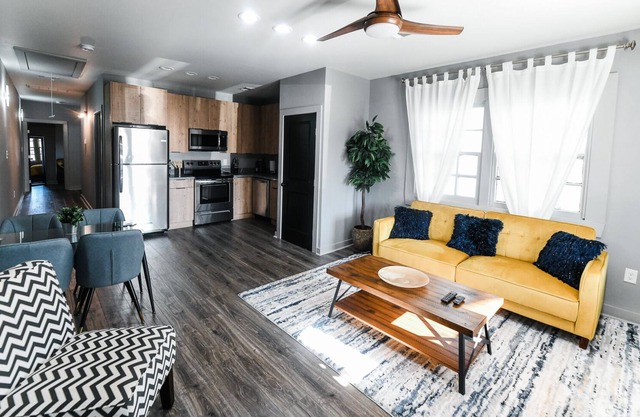 Luxury NOLA 2 bedroom Canana! Free Parking & Free Wifi! 6min to Bourbon Street!