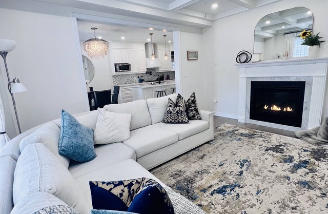 Luxury Oakville Home, Cozy, Hot Tub, Gas Fireplace, 4 Bedrooms, 3.5 Baths