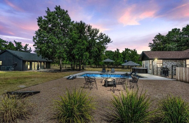Luxury Oasis: Pool, Hot Tub, Games + Guesthouse