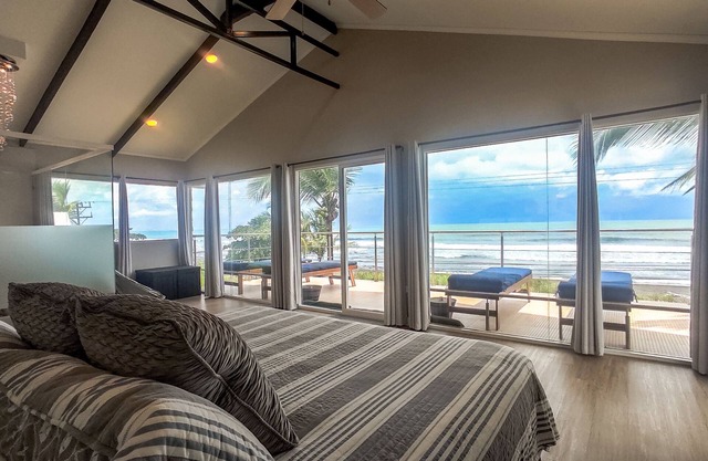 Luxury Oceanfront Beach House. Time to Enjoy Paradise- Sleeps 14