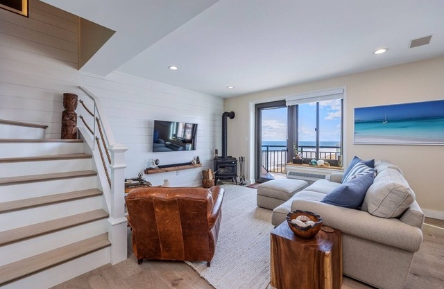 Luxury Oceanfront Penthouse Duplex with Balcony