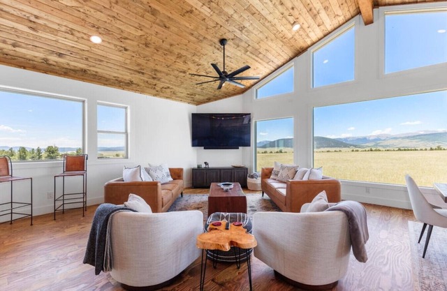 Luxury Off-Grid Lodge | Views, Games, Pet Friendly