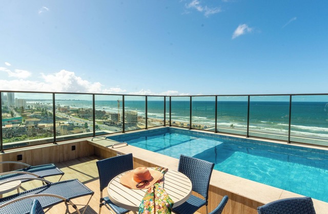 Luxury on the beach: one-bedroom apartment, AC, swimming pool and 24h concierge