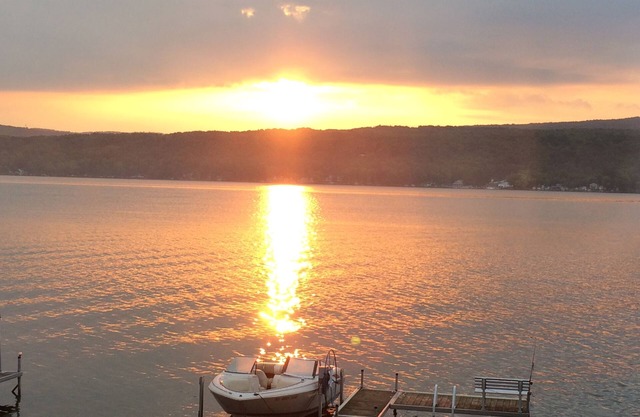 Luxury on the Lake.Completely remodeled lakeside retreat!
