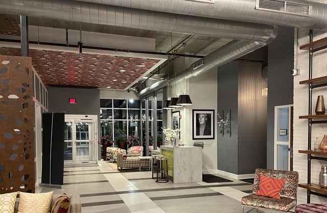 Luxury one bedroom apartment with king size bed, jacuzzi and pool!