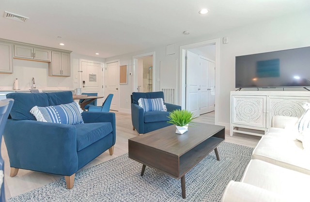 Luxury One Bedroom Condo (625S.F.)