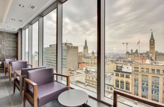 Luxury one bedroom w patio steps from parliament
