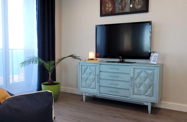 Luxury Panorama Family-Sized Suite. 15 Minutes to Downtown!