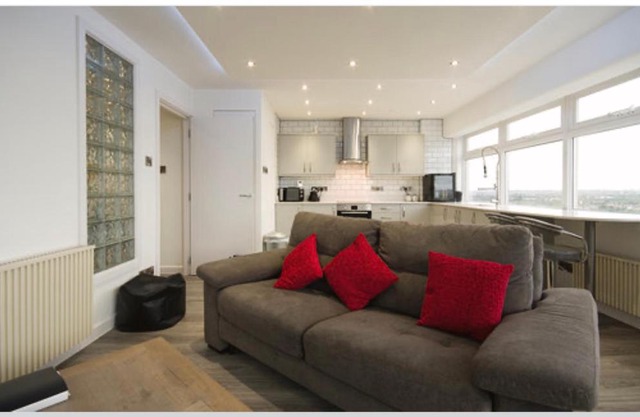 Luxury Panoramic Balcony Swindon Central