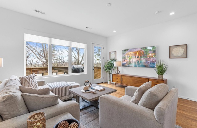Luxury Panoramic Mountain Views From This Atomic Ridge Modern Stylish Retreat.
