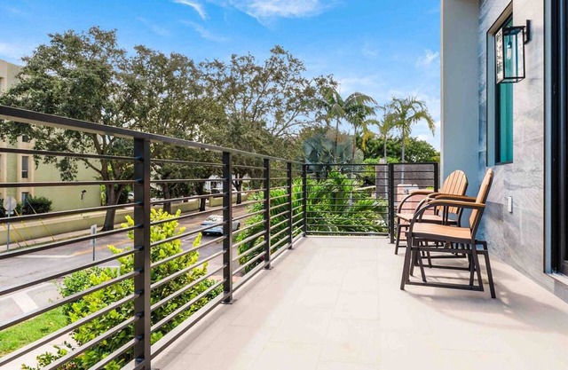 Luxury Paradise Walk to Las Olas -5 Mins to Beach