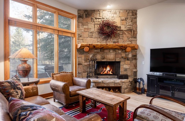 Luxury Park City Escape – Townhome Close to Dining & Trails | Private Hot tub