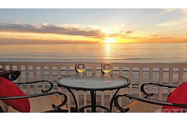 Luxury Penthouse Beachfront Getaway - Spa, Air conditioning, High speed Wifi.