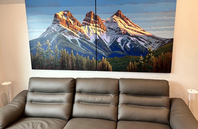 Luxury Penthouse Condo-Pet Friendly with Vaulted ceilings, best of everything