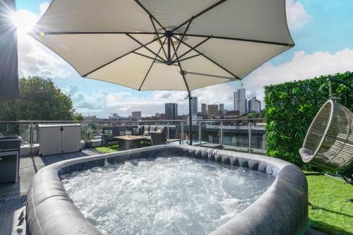 Luxury Penthouse with Private Hot Tub Overlooking Leeds City Centre