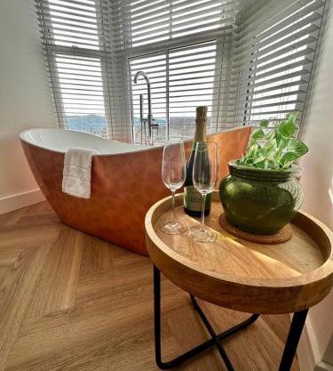 Luxury Pet-Friendly 2 Bed Retreat in Central Bowness with Copper Roll-Top Bath & Sun Terrace