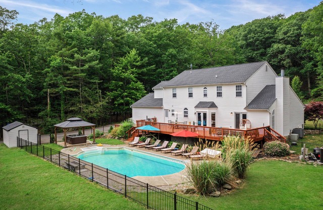 Luxury Poconos Estate, Hot Tub, Game Room, Pets