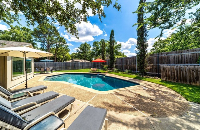 Luxury Poolside Retreat in DFW