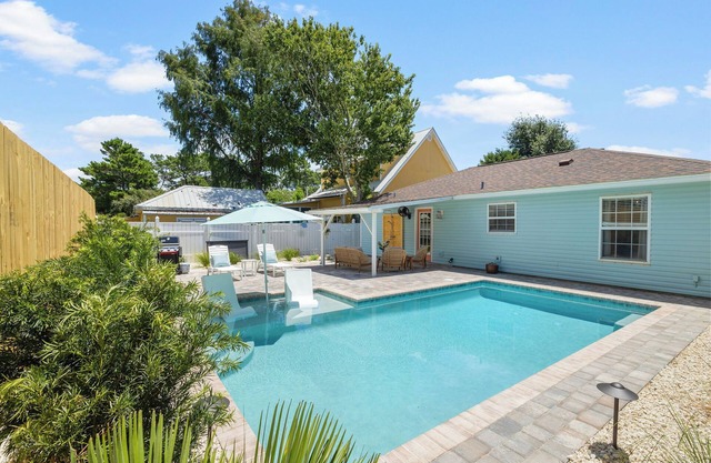 Luxury Private Pool + 8-min Walk to Beach, Fast WiFi + Family Friendly