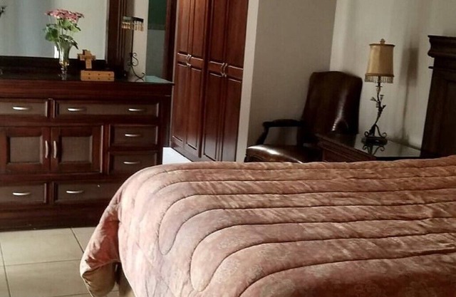 Luxury private home gated community 10min from airport