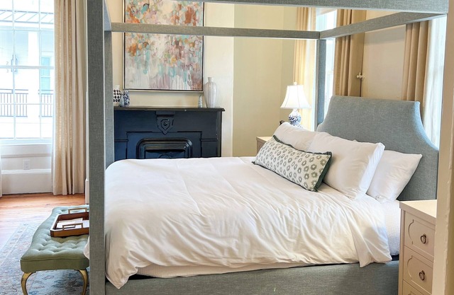 Luxury Private Suite in Boutique Historic Inn The Athenian- Downtown Location