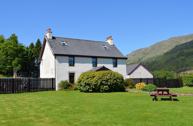 Luxury property sleeping 14 with extensive garden, sauna and hot-tub near Dunoon