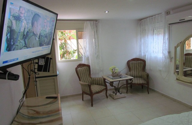 Luxury Rannana ground apartment with large garden
