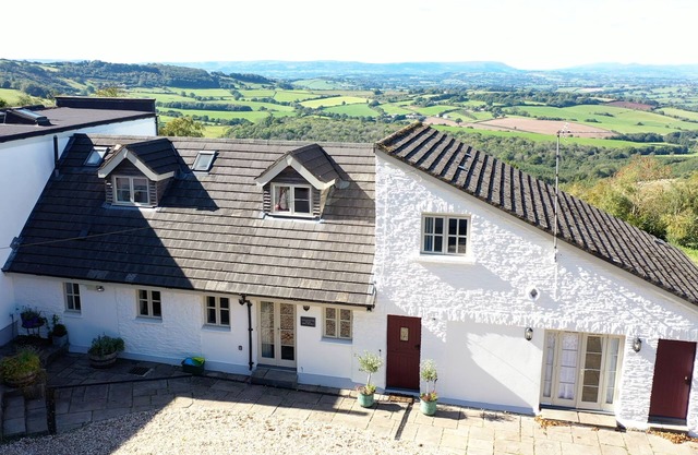 Luxury Retreat: Dorlands House, Sleeps 16 - Hot Tub included in a Scenic Setting