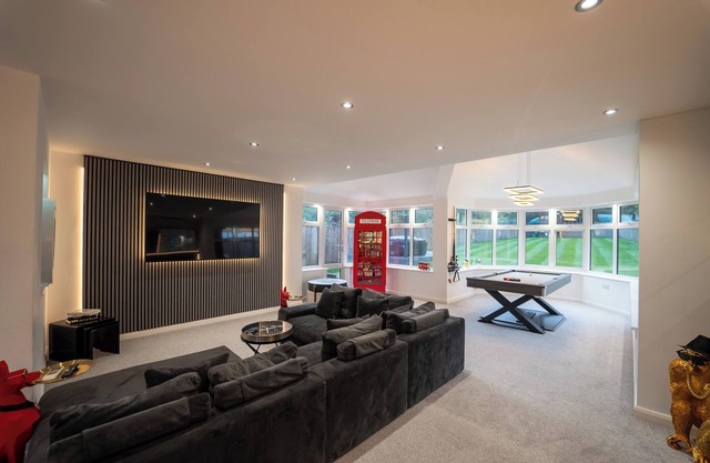 Luxury Retreat, Hot tub, SuperKing Massage Bed, TeslanWarner bros, Contractors!